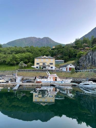Svingen Guesthouse - Panoramic Fjord Views in Flåm