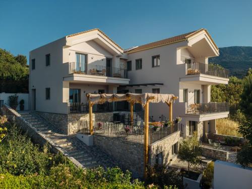 Trizonia Mare Suites