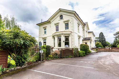 Beaumont House - Best Cheltenham Hotels Parking