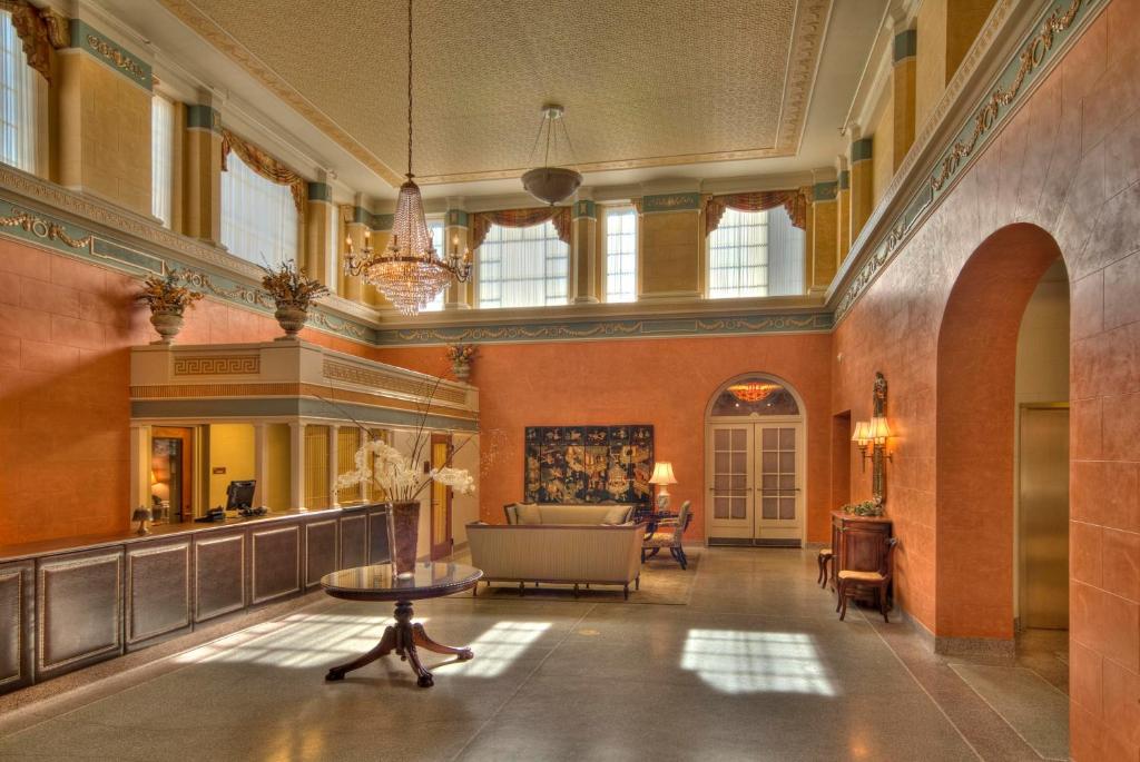 Charley Creek Inn - Best Hotels in Indiana