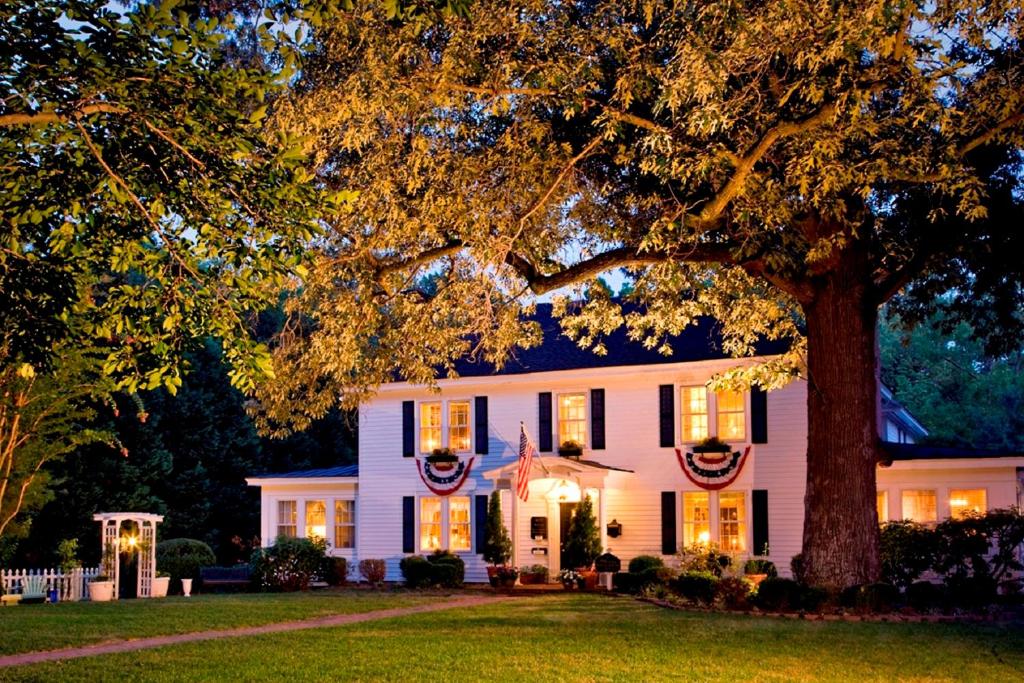 A Williamsburg White House Inn - Best Hotels in Williamsburg