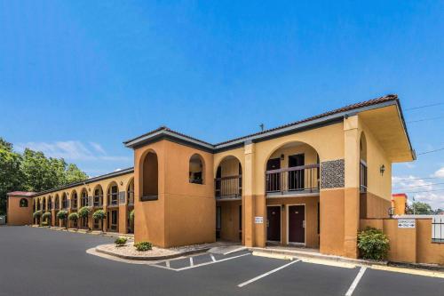 hotels with suites in Gainesville
