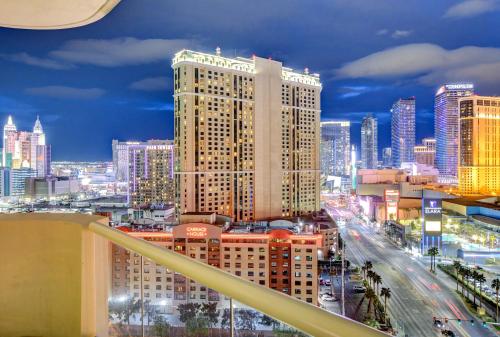 Lucky Gem Penthouse & Luxury Suites at Signature Resort, Balcony Strip View 1607