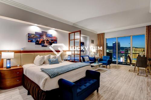 Lucky Gem Penthouse & Luxury Suites at Signature Resort, Balcony Strip View 3505