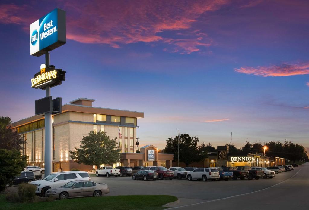 Best Western Holiday Lodge - Best Hotels with Airport Shuttle Service in Iowa