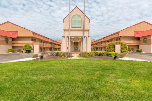 HomeTowne Studios by Red Roof Amarillo West