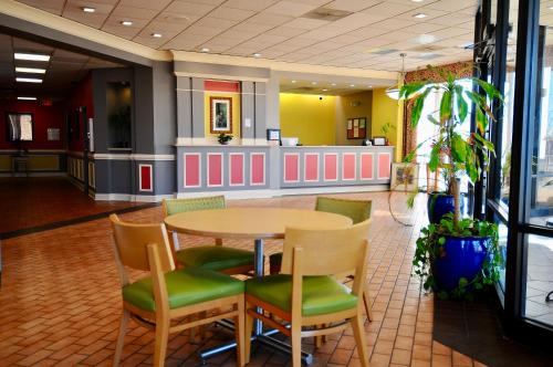 hotels with suites in Huntsville