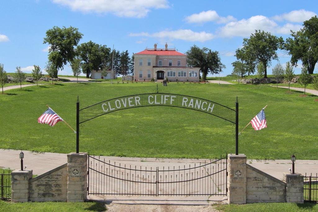 Clover Cliff Ranch Bed and Breakfast - Best Hotels in Kansas