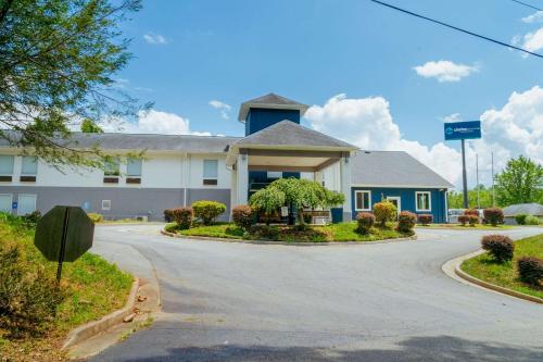 Clarion Pointe-Dillard near Blue Ridge Mountains
