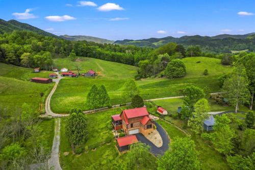 Hidden Star Hideaway-Blackberry Farm-Smoky Mtn Nat Park-Hot Tub- Fire Pit- Fenced Yard- Pet Friendly - Best Hotels in Tennessee