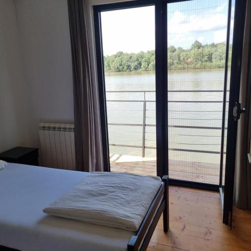 B&B Botel Charlie - Best Hotels in Serbia