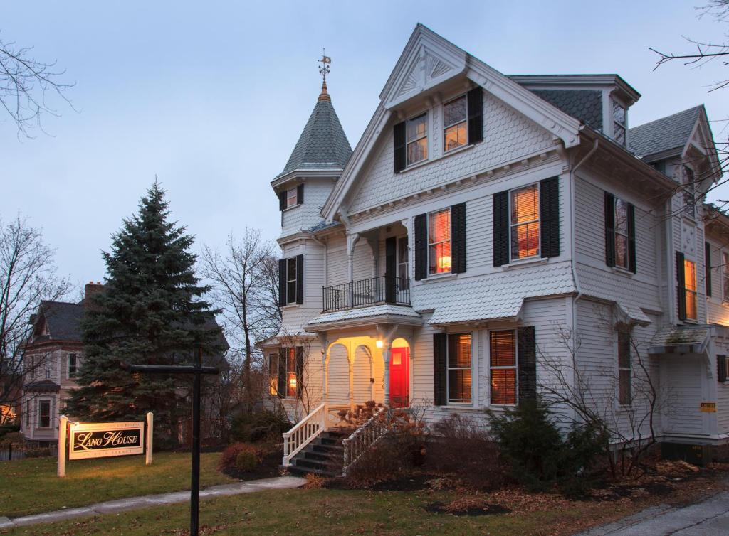 Lang House on Main Street Bed & Breakfast - Best Hotels in Burlington