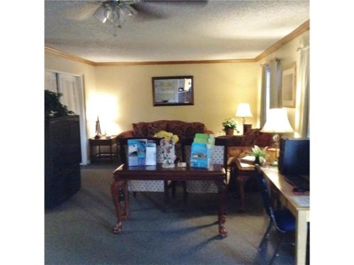 hotels with suites in Leesville