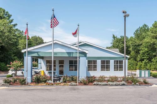 hotels with suites in Fayetteville