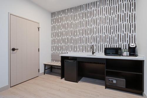 Atwell Suites Kansas City Airport by IHG - Best Hotels with Airport Shuttle Service in Kansas City, MO