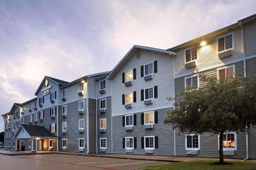 hotels with suites in Tomball