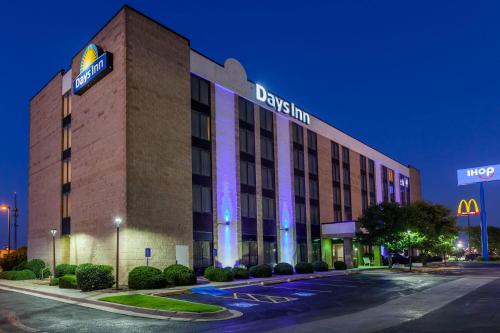 Days Inn by Wyndham Amarillo East - Best Pool Hotels in Amarillo, TX