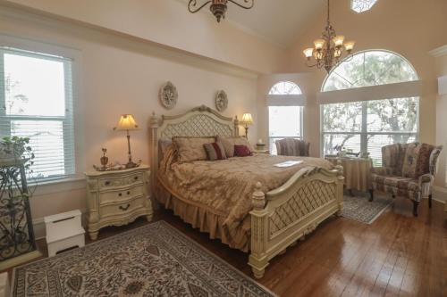 River Lily Inn Bed and Breakfast - Best Parking Hotels in Daytona Beach, FL