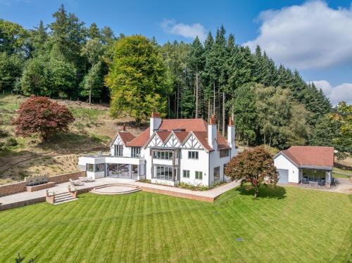 Kingsley House - Best Hotels in Surrey