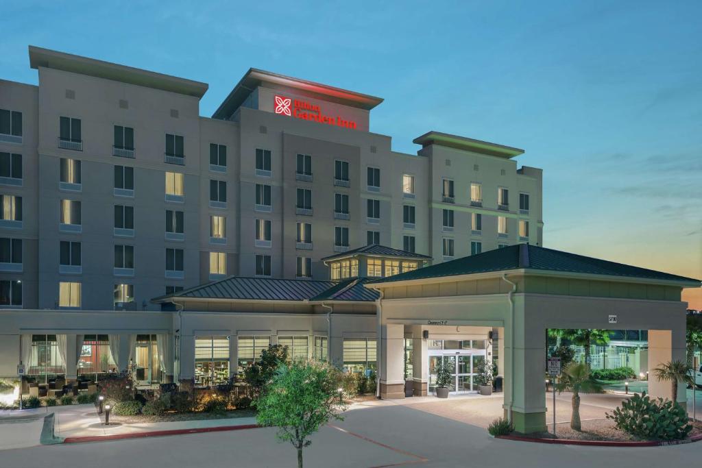 Hilton Garden Inn San Antonio/Rim Pass Drive - Best Pool Hotels in San Antonio, TX