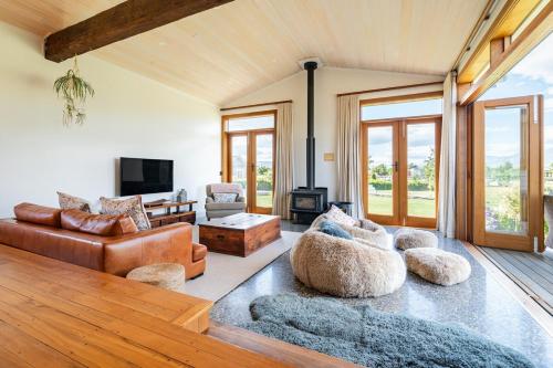 Luxury Wanaka villa, hot tub & mountain views - Best Hotels in Wanaka