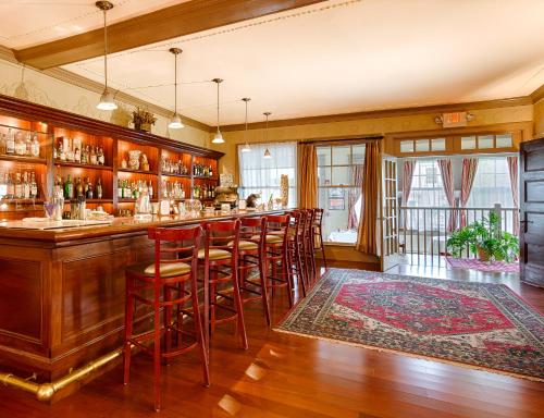 Gateways Inn - Best Hotels Lenox