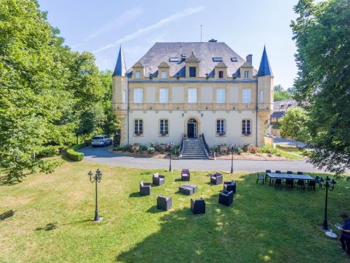 Domaine de Puy Robert LASCAUX - A 800m Grotte de Lascaux - Hôtel avec piscine - Chambres et gîtes-appartements - Sarlat - Dordogne - Château Hotels in the Dordogne