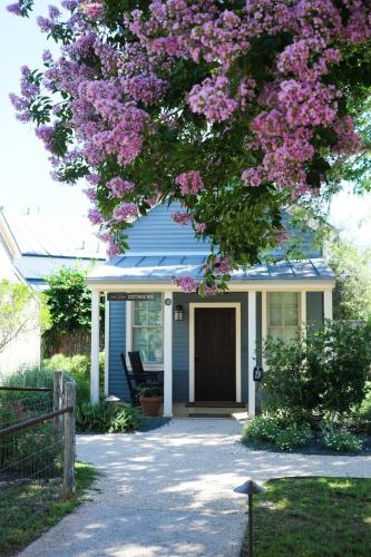 Hill Country Herb Garden - Best Hotels with Free Breakfast in Texas