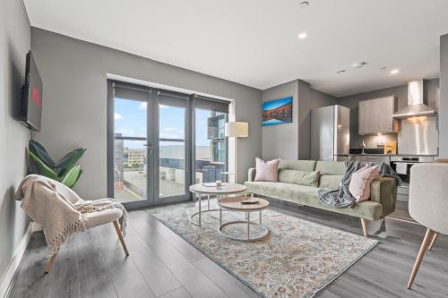 2 Bed, 2 Bath New Build Apartment next to Albert Dock Liverpool & M&S Bank Arena - With Juliet Balcony - Monarchs Quay Arena Apartments - Close to Liverpool ONE Shopping, Exhibition Centre Liverpool, Pullman Hotel, Bars & Restaurants - Best Hotels in Liverpool