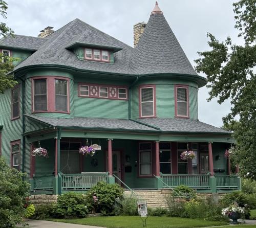 The Grinnellian - Best Hotels with Free Breakfast in Iowa