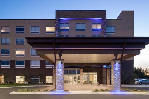 Holiday Inn Express & Suites Duluth North - Miller Hill, an IHG Hotel