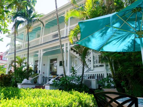 Southernmost Point Guest House & Garden Bar - Best Hotels with Free Breakfast in Florida