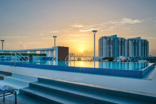 Residence Inn by Marriott Miami Beach South Beach - Best Hotels with Free Breakfast in Miami Beach, FL