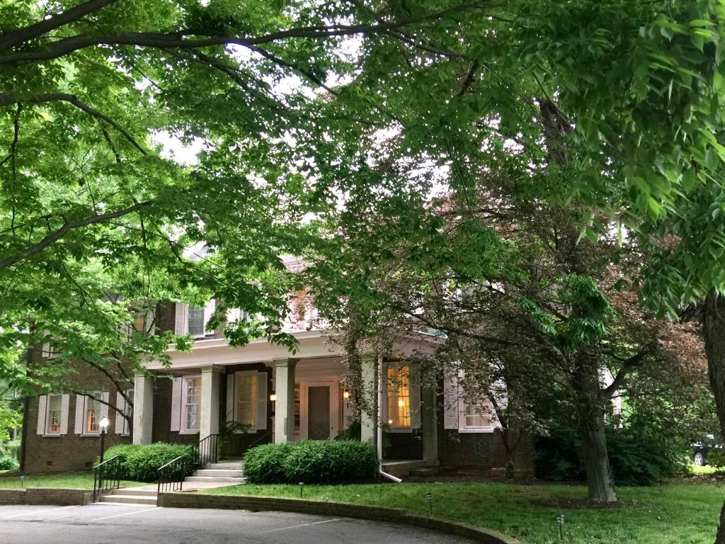 Charred Oaks Inn - Best Hotels in Kentucky