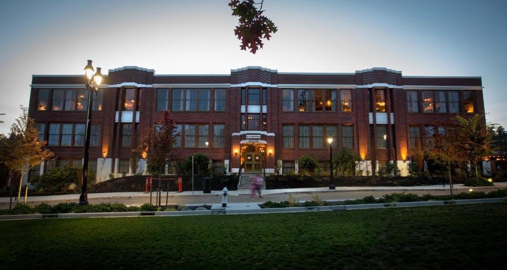 McMenamins Anderson School - Best Parking Hotels in Seattle, WA