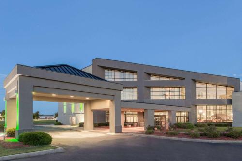 hotels with suites in Champaign