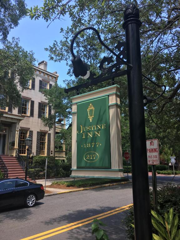 Justine Inn Savannah - Best Hotels with Free Breakfast in Georgia
