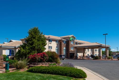 Holiday Inn Express Hotel & Suites Farmington, an IHG Hotel