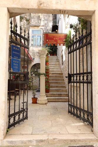 Villa Carrara - Best Parking Hotels in Central Dalmatia