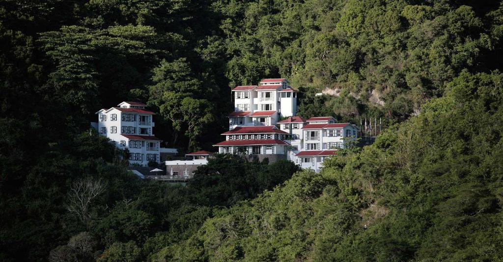 Queens Gardens Resort - A Hampshire Classic - Best Hotels in Saba