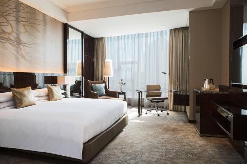 Renaissance Shanghai Pudong Hotel - Best Pool Hotels in Shanghai