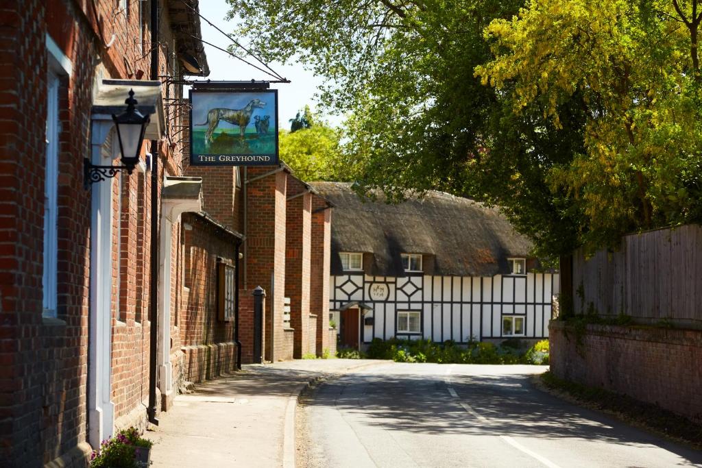 The Greyhound Inn - Best Hotels in Oxfordshire
