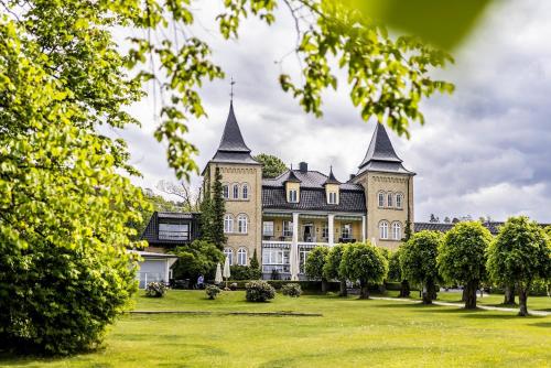 Hotel Refsnes Gods - by Classic Norway Hotels - Best Parking Hotels in Norway