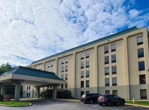 hotels with suites in Maine