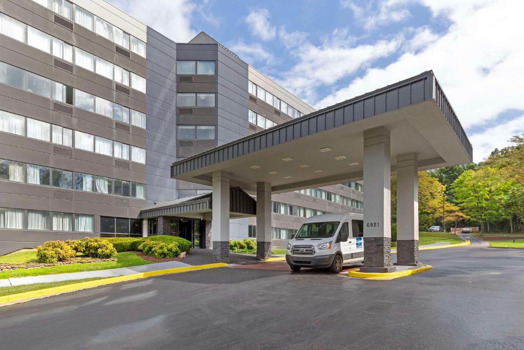 Clarion Hotel & Suites BWI Airport North - Best Hotels with Airport Shuttle Service in Baltimore, MD