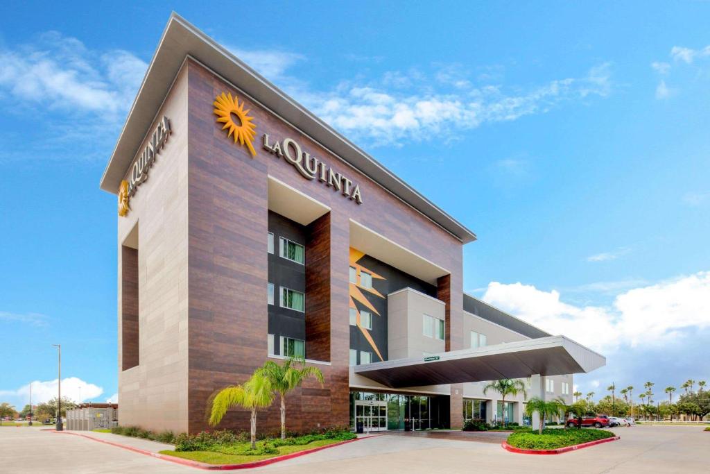 La Quinta by Wyndham McAllen Convention Center - Best Hotels with Airport Shuttle Service in Texas