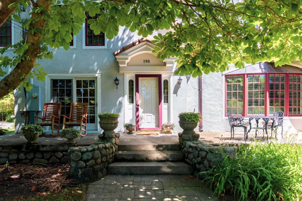 The Villa Bed and Breakfast - Best Hotels in Westerly