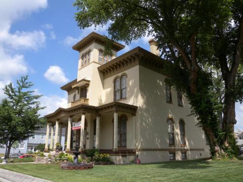 The Pepin Mansion B&B on Mansion Row - 10 min to start of the Bourbon Trail - Best Hotels in Indiana