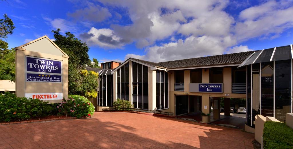 Twin Towers Inn - Best Pool Hotels in Sydney