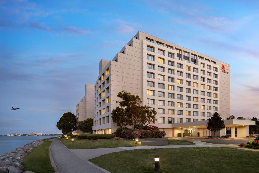 San Francisco Airport Marriott Waterfront - Best Hotels with Airport Shuttle Service in California